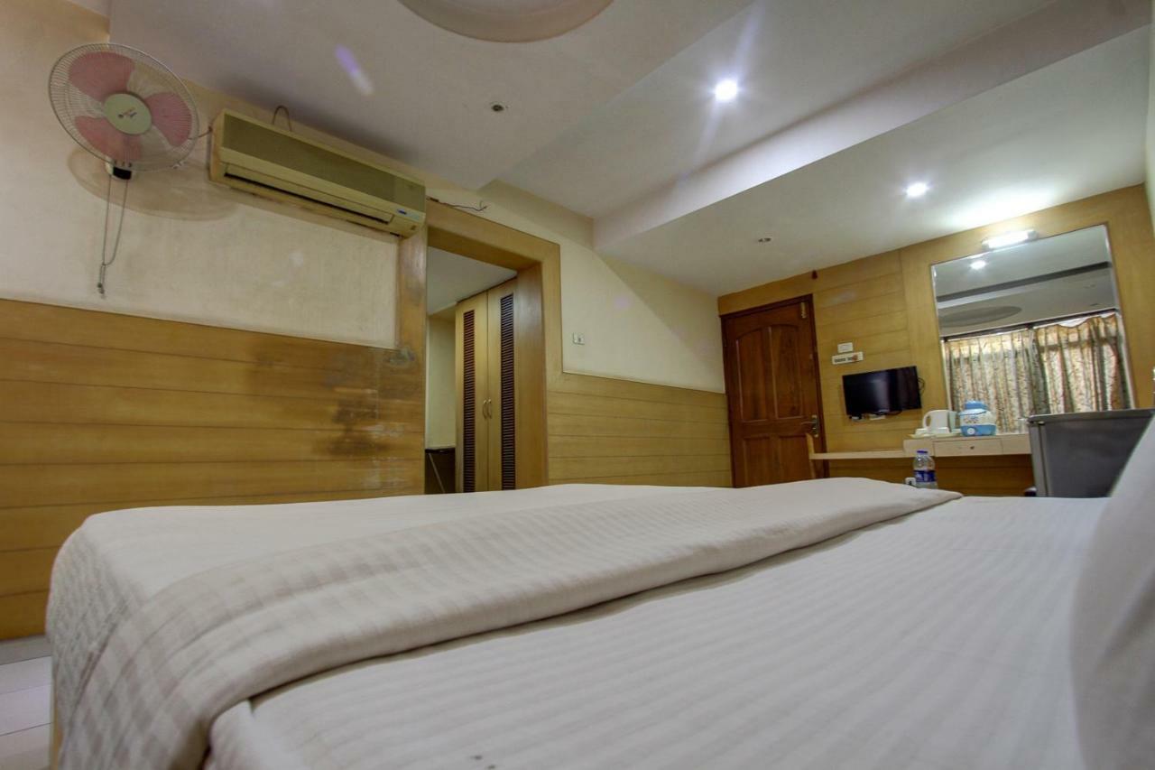 Hotel Rajsangam International Bádámi Kültér fotó