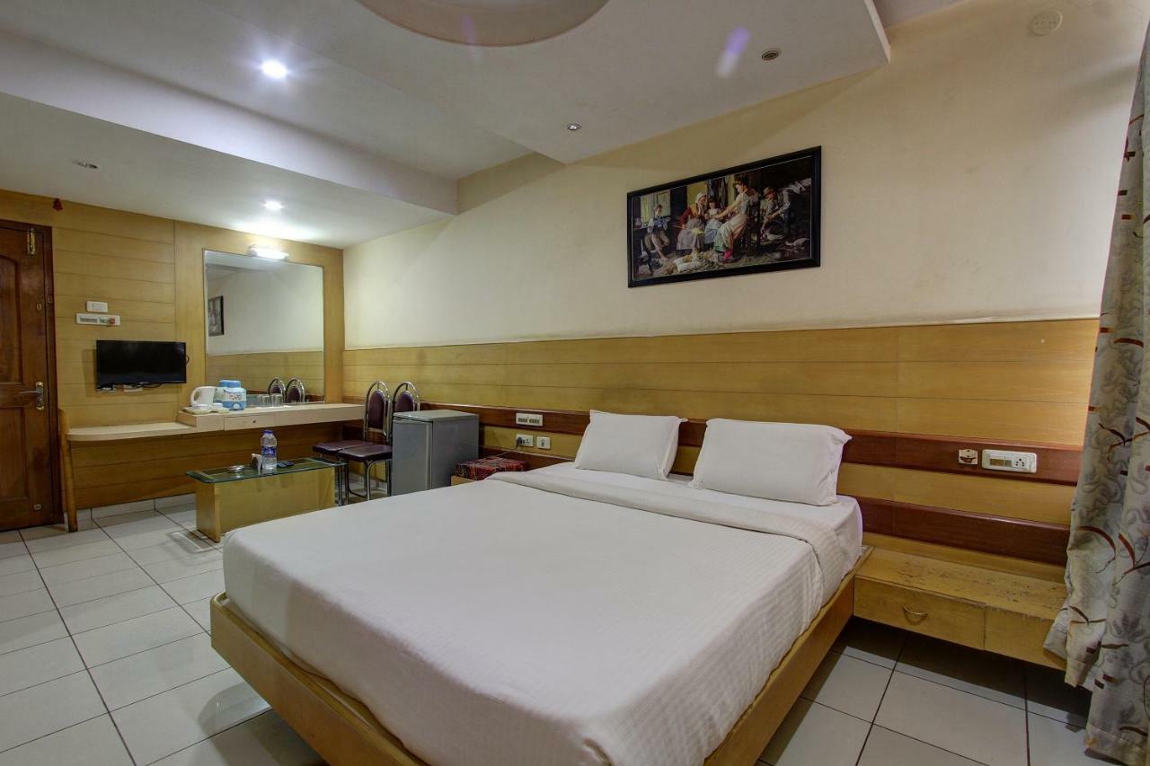 Hotel Rajsangam International Bádámi Kültér fotó