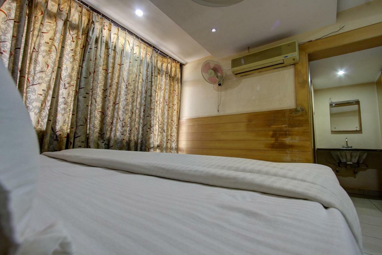 Hotel Rajsangam International Bádámi Kültér fotó