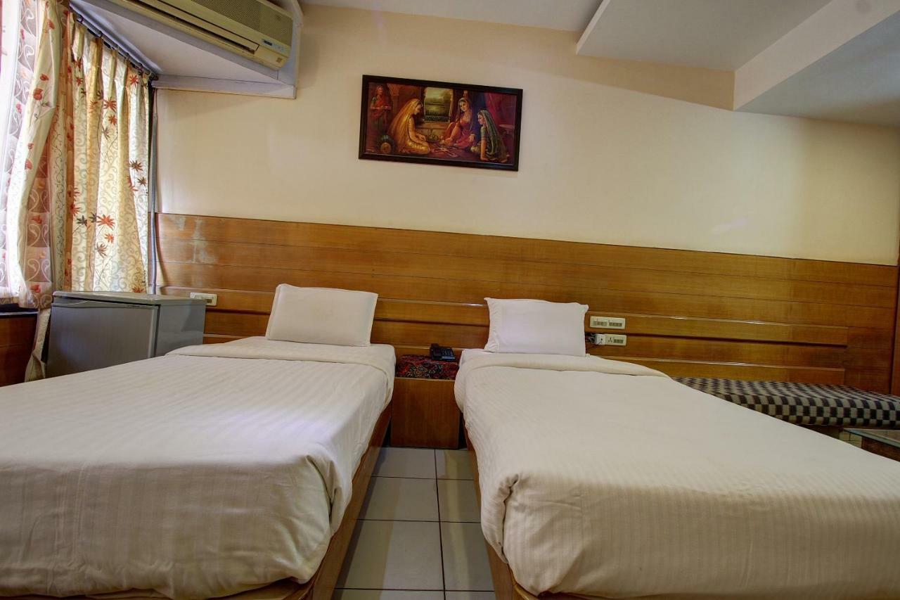 Hotel Rajsangam International Bádámi Kültér fotó